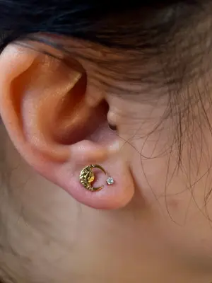 La peau bleu piercing
