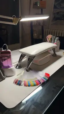 Nails touch
