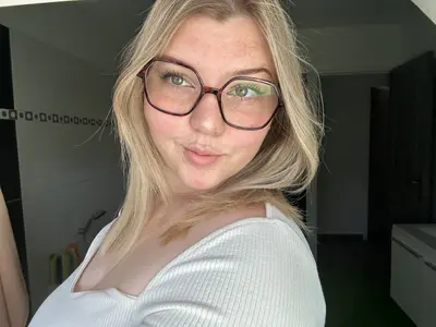 Laurie Nails and Lashes