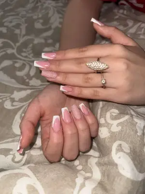 Lyna_bynails